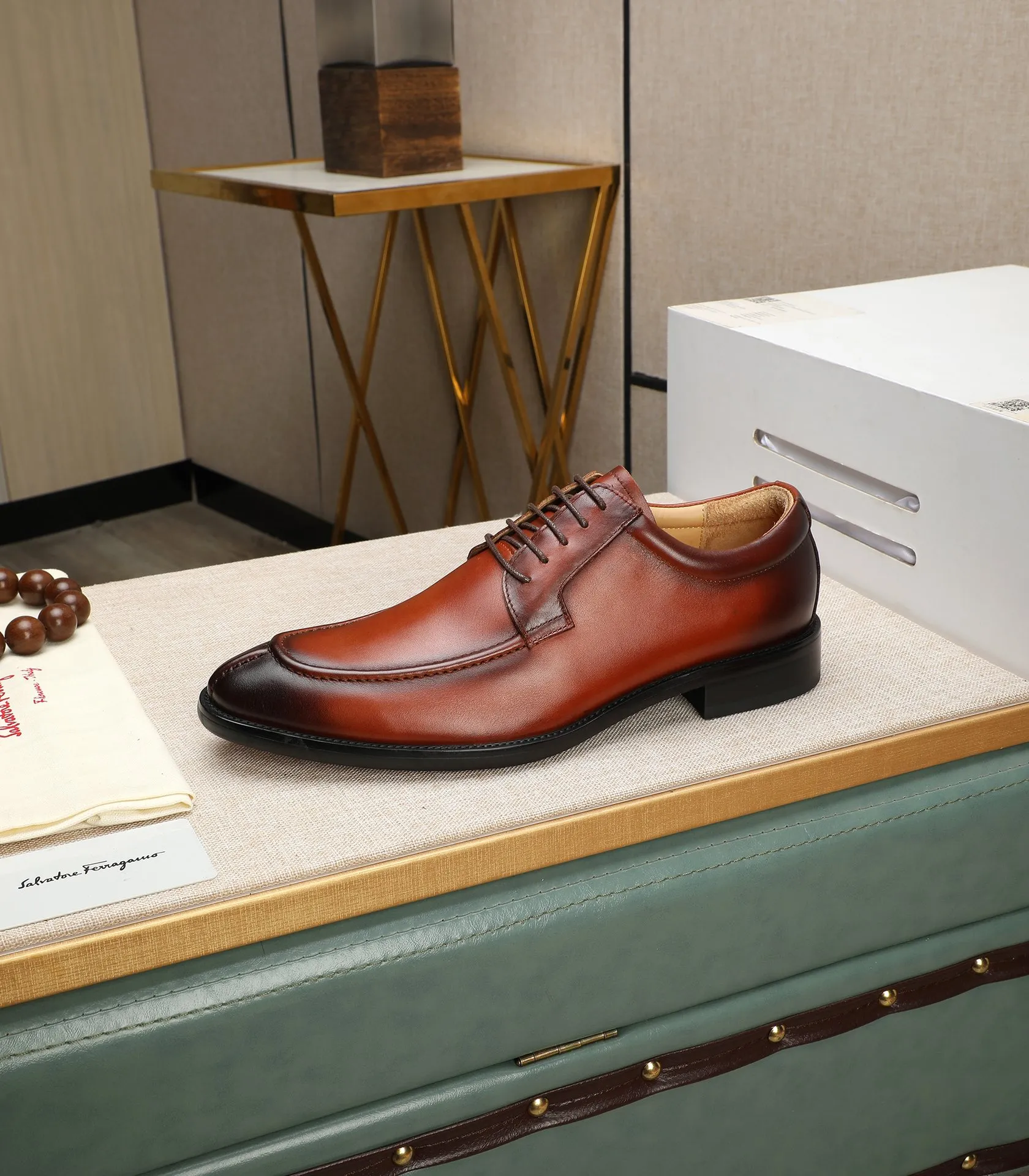 Men's shoes 💰540📛📛(water-dyed cowhide) Salvatore Ferragamo high-end (Salvatore Ferragamo) is the world's top luxury footwear brand. It comes from the fashion kingdom of Italy and is famous all over the world for its traditional handmade design and novel styles...🚶🏻🚶🏻New suit shoes are available simultaneously at the counter. This model is purely handmade. The fabric is imported from Italy's original first-layer cowhide. Soft water-dyed cowhide lining. Original authentic outsole🌀🌀Size: 38➖44 (45 customized)